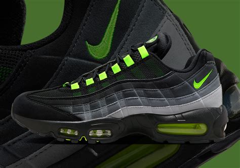 nike air max95 schwarz lila|Nike Air Max 95 sneakers.